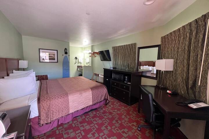 Deluxe King Bed (8 of 10)