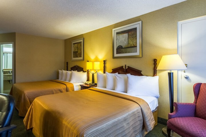 2 Queen Beds (6 of 10)
