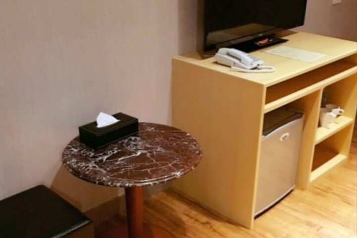 Room 9 of 50