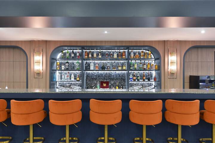 Lounge 109 of 125