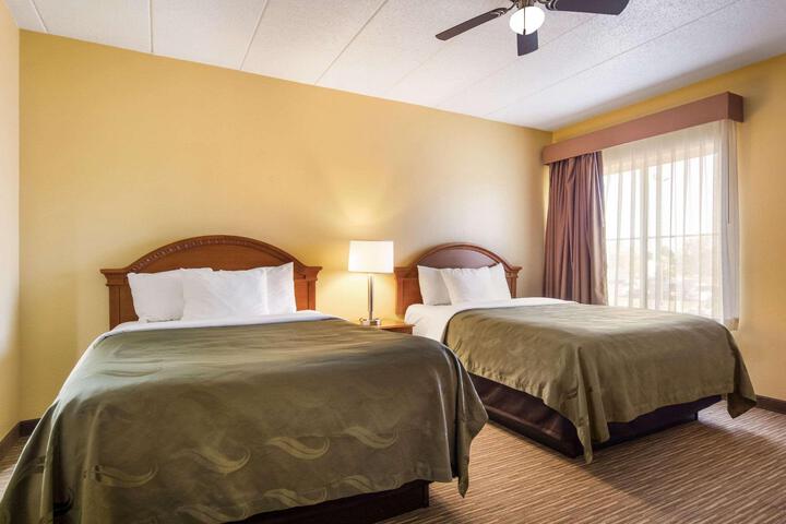 1 Queen Bed (31 of 39)
