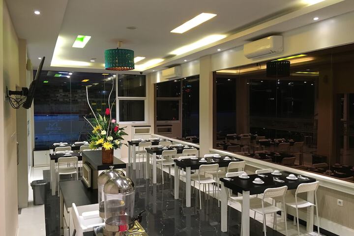 Dining 23 of 34