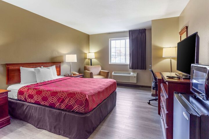1 Queen Bed (5 of 12)
