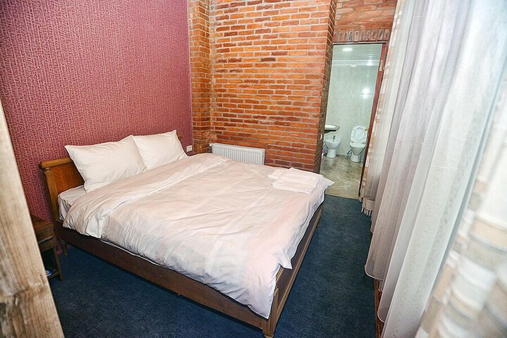 Room 4 of 46