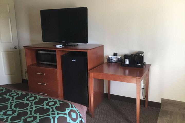 2 Double Beds Microwave and Refrigerator Flat Screen Television High Speed Internet Accessible Table and Chairs Coffee Maker Continental Breakfast (13 of 14)