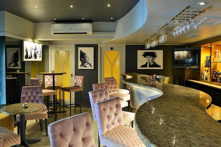 Lounge 193 of 242