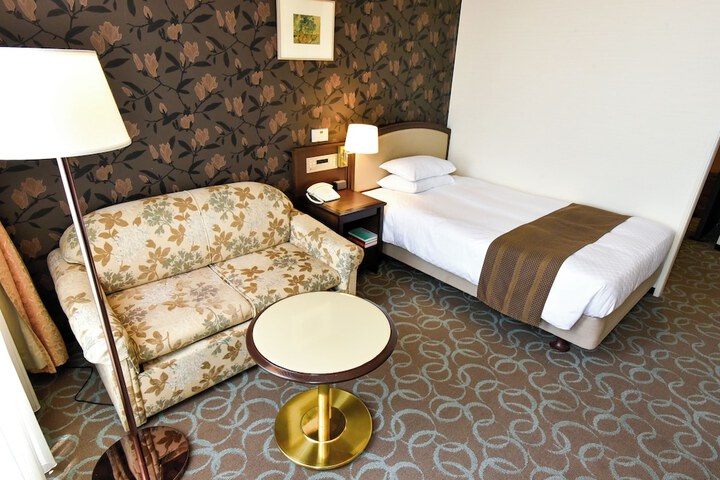Room 9 of 204