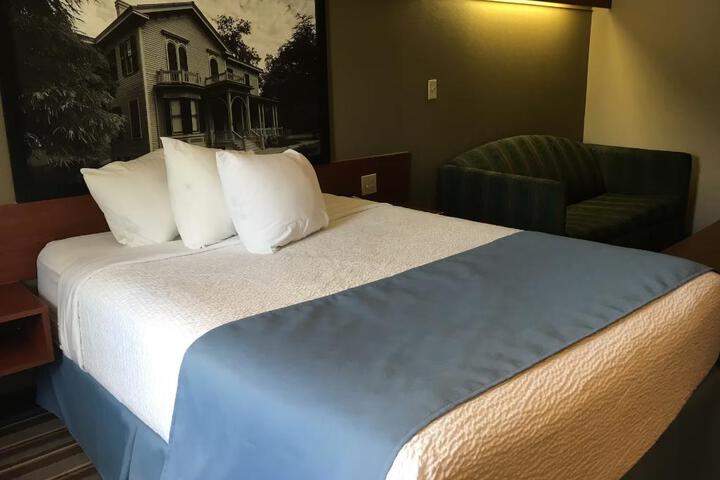 1 Queen Bed (8 of 16)