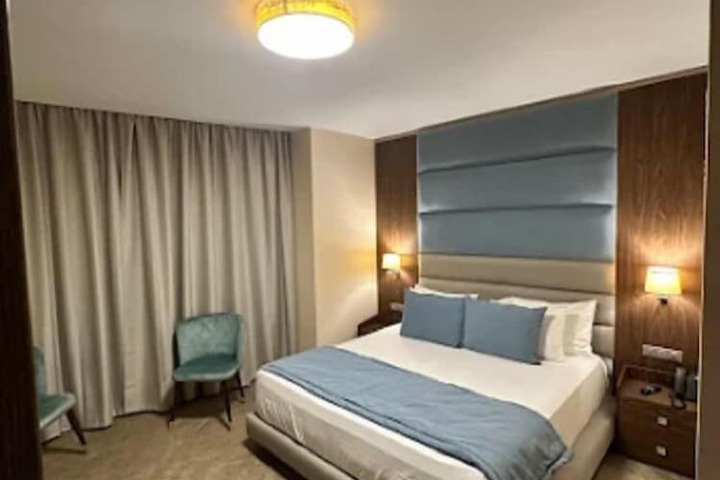 Room 4 of 18
