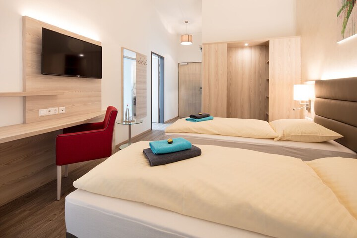 Room 6 of 28