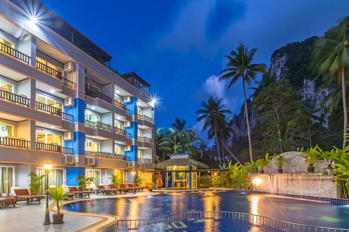 Hotel Pool