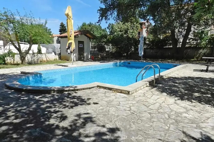Pool 12 of 15