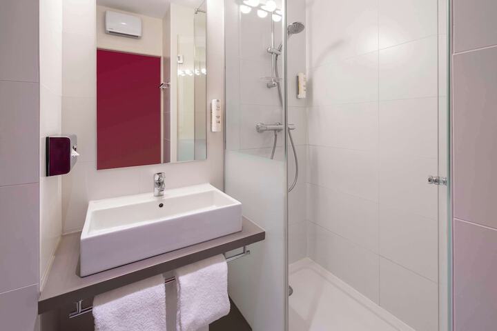 Room 32 di 49