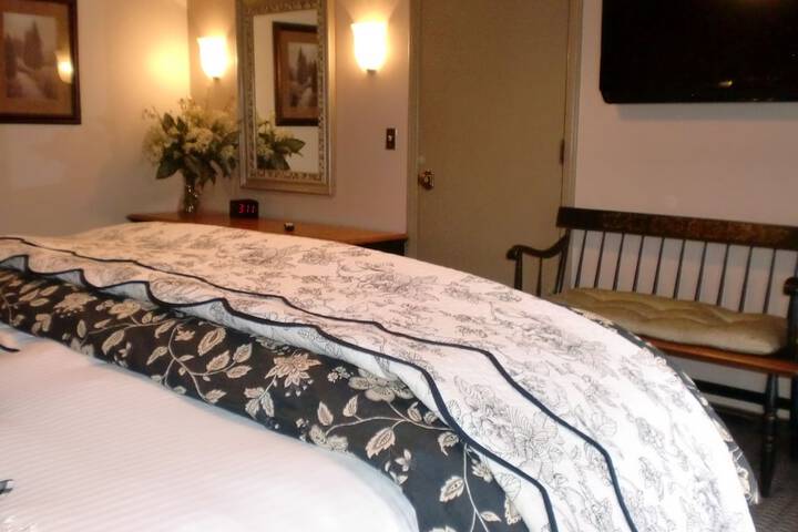 Deluxe King Bed Partial Lake View (1 of 48)