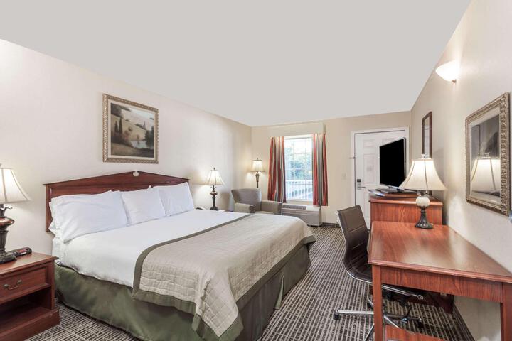 1 King Bed (5 of 7)