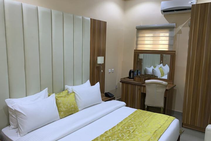 Room 4 of 18
