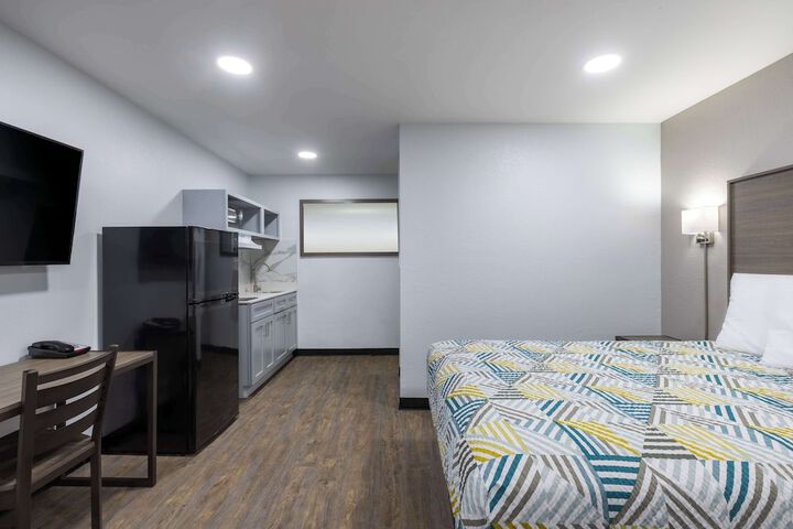 Room 11 of 27