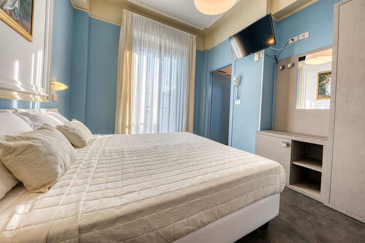 Room 5 of 18
