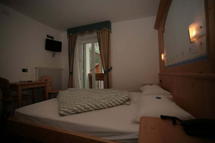 Room 4 of 33