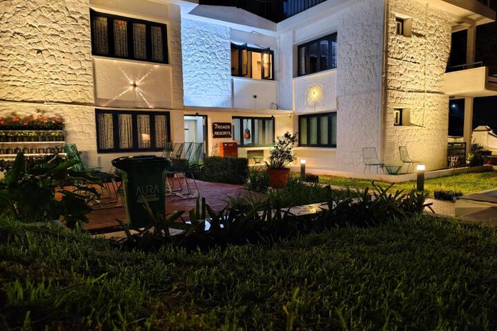 7 ROADS RESORT 50mts to lake