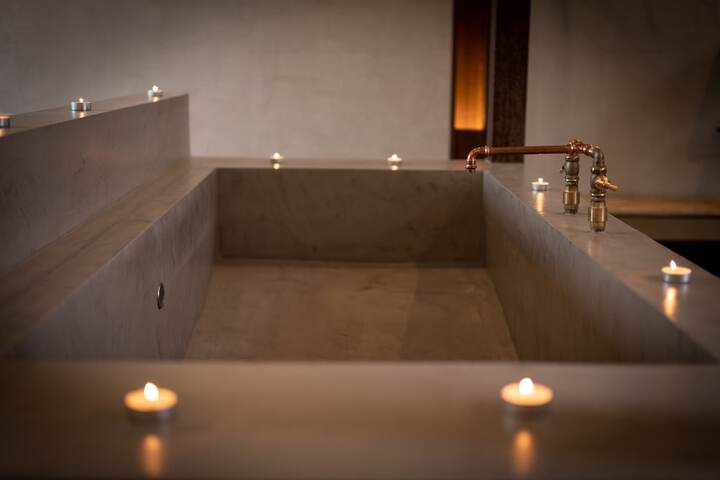 Room 23 of 74