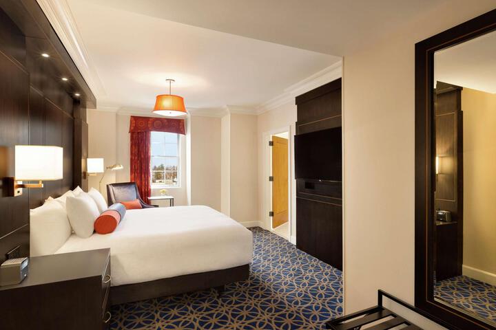 1 King Bed Main Building (32 of 35)