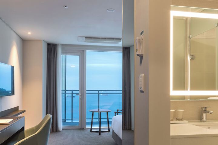 Room 16 of 60