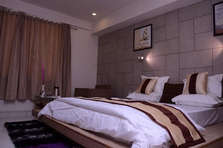 Room 32 of 66
