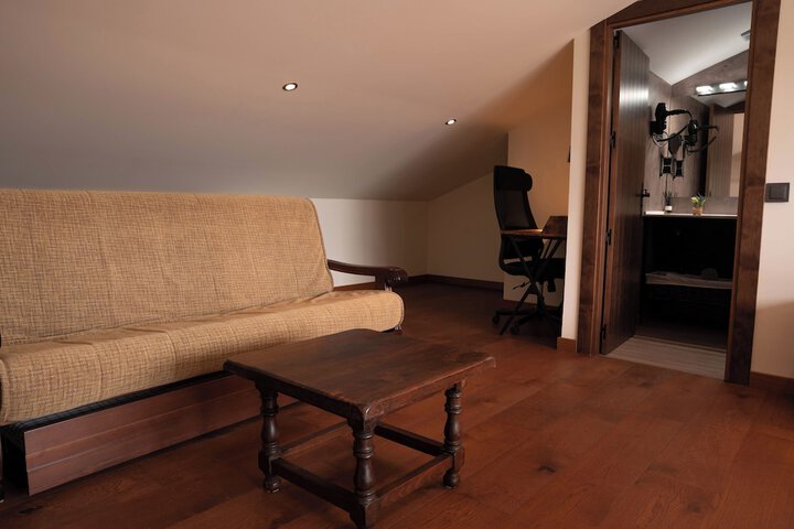 Room 9 of 15