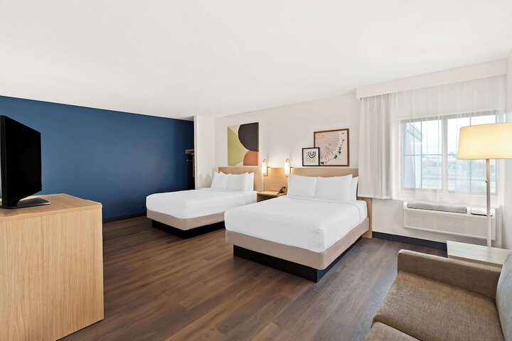 2 Queen Beds (10 of 10)