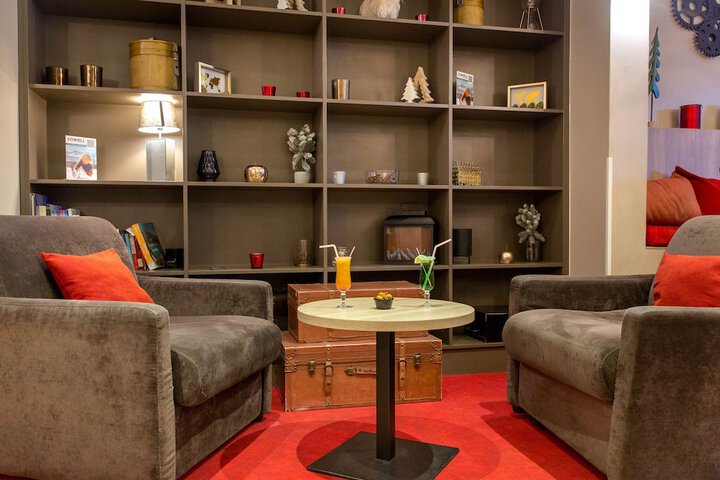Lounge 113 of 129