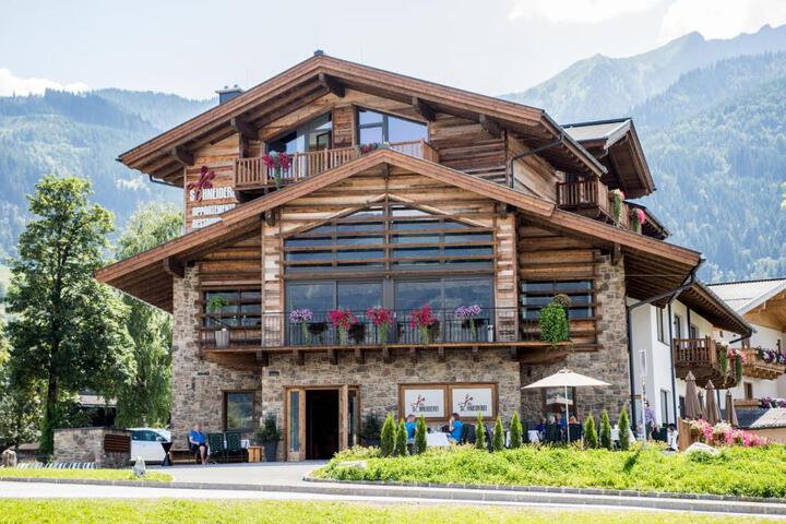 Exterior of die Schneiderei