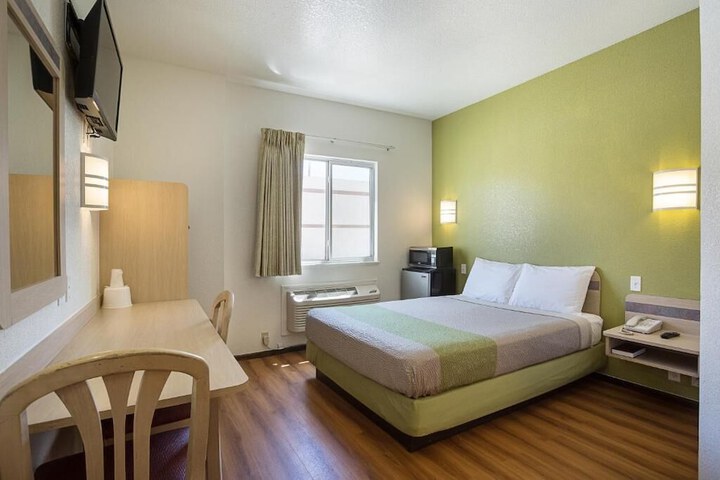 1 Bedroom Standard Queen Bed (8 of 14)