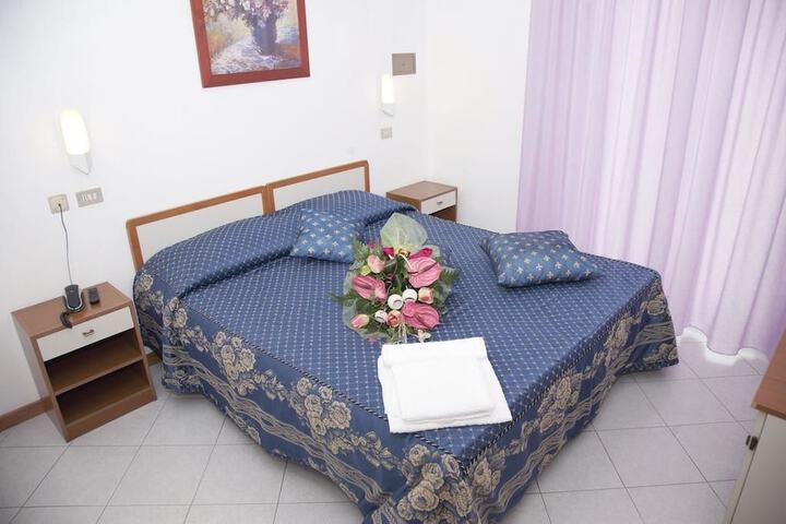 Room 4 of 10