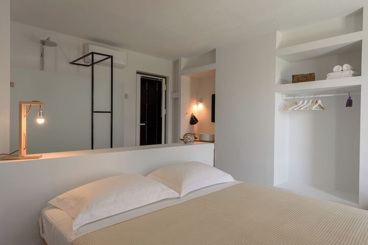 Room 6 of 118