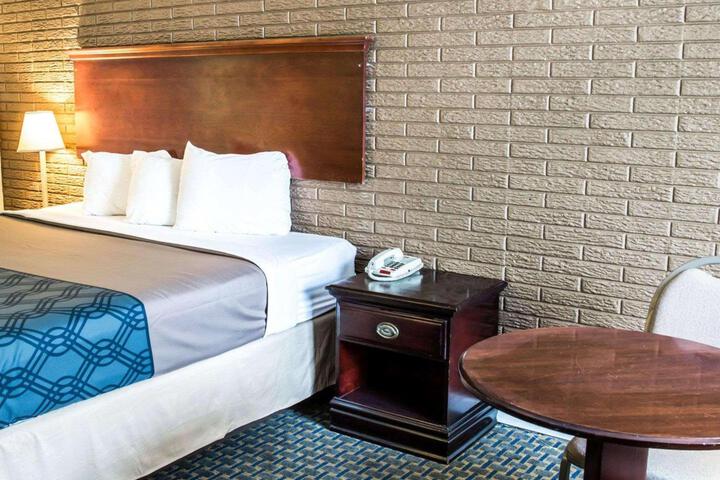 1 Queen Bed Accessible (8 of 12)