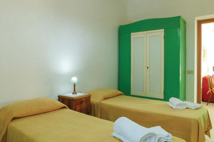 Room 4 of 10