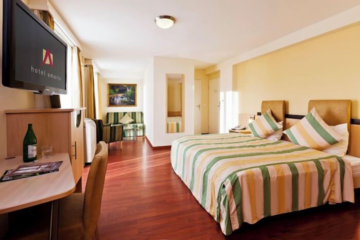 Room 32 of 79
