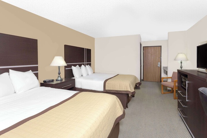 1 Queen Bed Accessible Room No Pets (15 of 15)