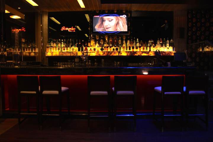 Lounge 53 of 76