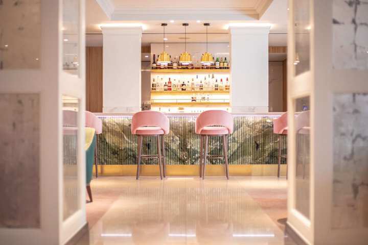 Lounge 105 of 112