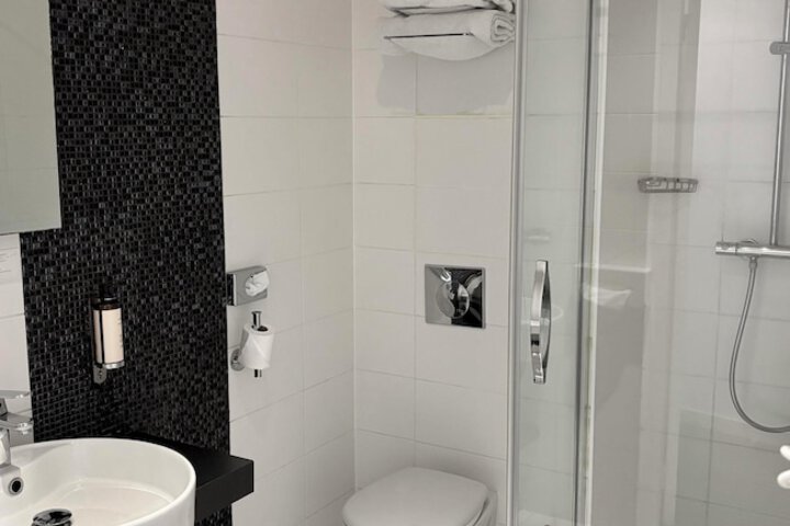 Room 10 of 64