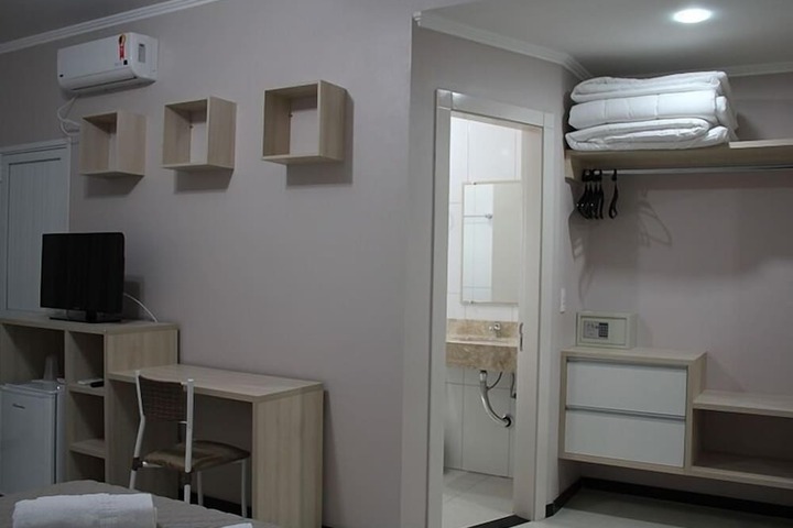 Room 13 of 16