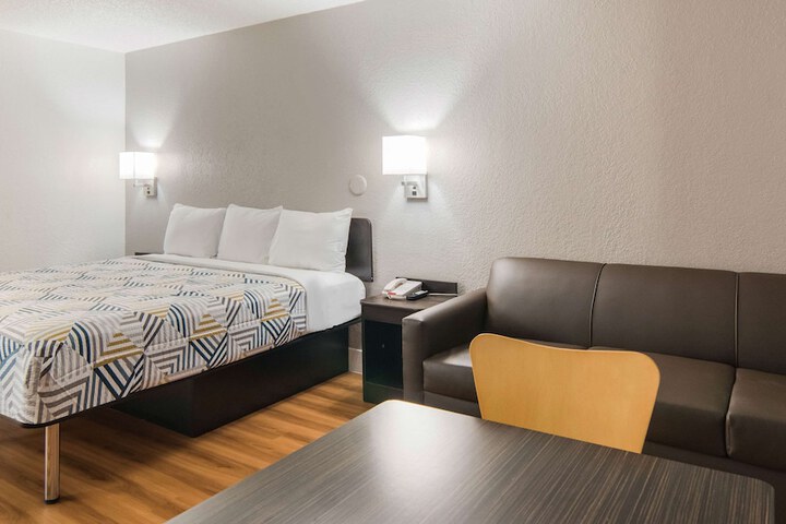 1 King Bed (4 of 13)