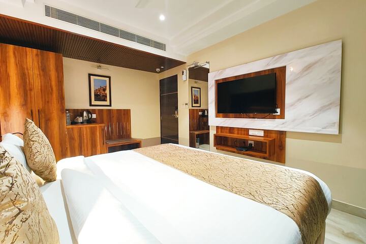 Room 9 of 25