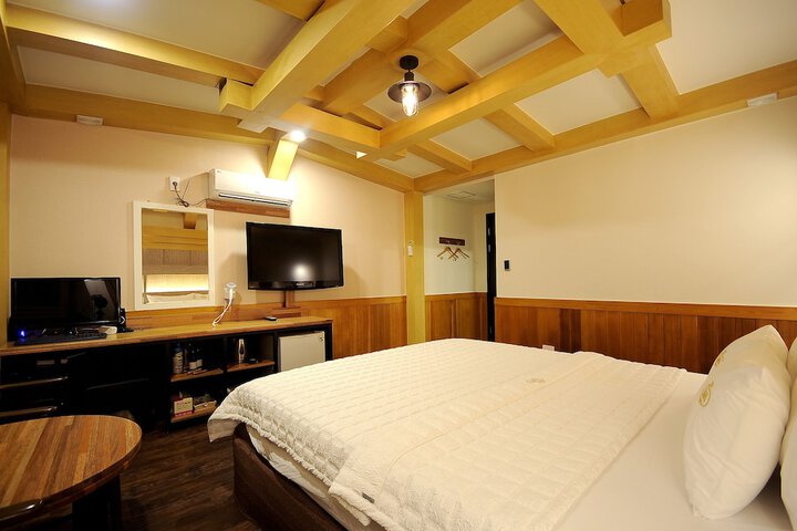 Room 10 of 14