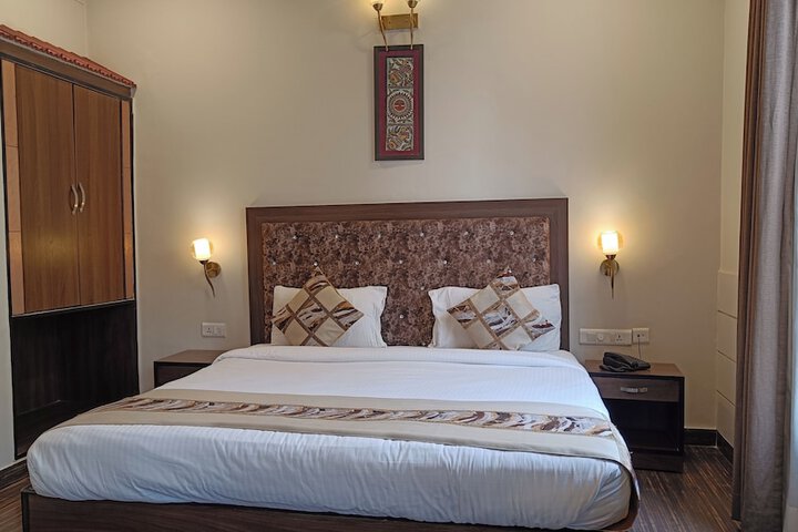 Room 8 of 12