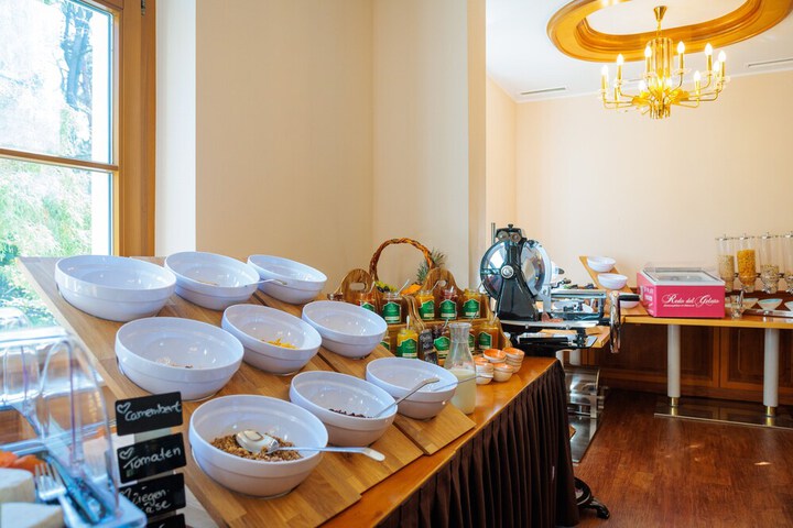 Dining 54 of 90