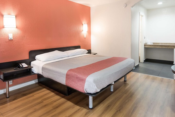1 King Bed Micfridge (3 of 7)