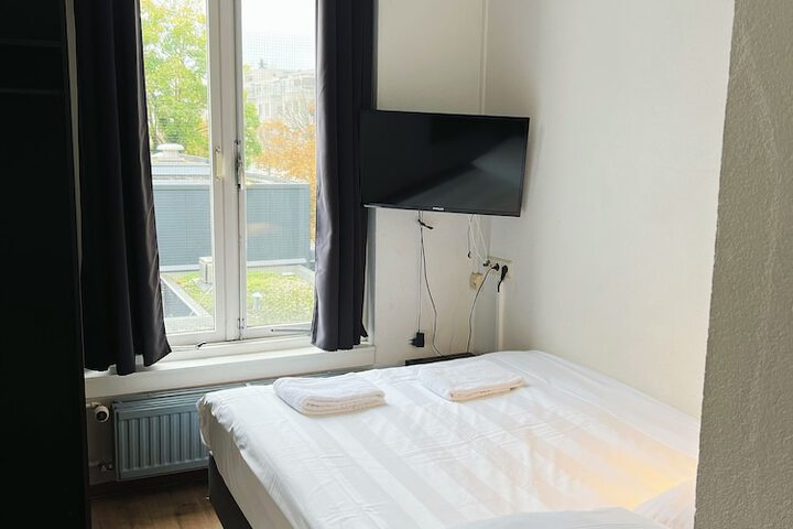 Room 5 of 32